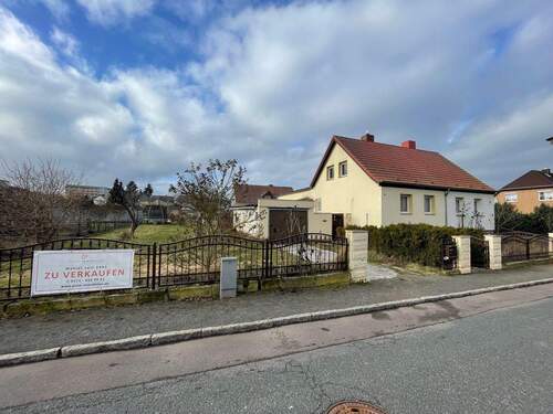 Ansicht von der Straße - Doppelhaushälfte mit großem Grundstück