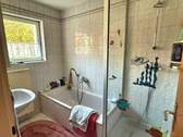 Badezimmer mit Wanne+Dusche im EG - 