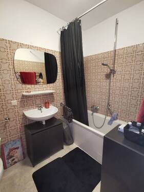 Badezimmer mit Duschwanne
- 