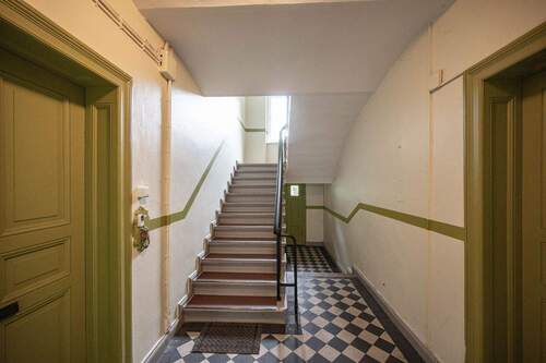 Treppenhaus - 2 Zimmer Mehrfamilienhaus, Wohnhaus zum Kaufen in Berlin