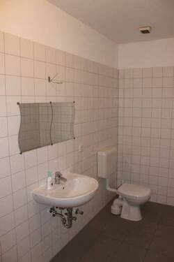 WC und Waschtisch - 