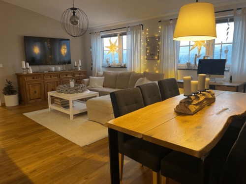 Wohnzimmer - Vollsanierte Dachgeschosswohnung mit Einbauküche, Stellplatz und hellem Wohnambiente in ruhiger Lage