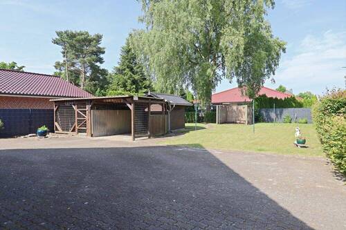 großes Grundstück mit Bebauungsmöglichkeit - 