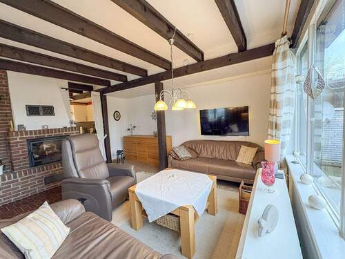 Wohnzimmer mit großer Fensterfront - 