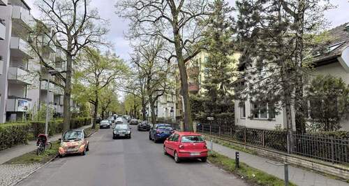 Vor dem Grundstück - 