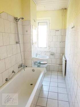 Tageslichtbad mit Wanne, WC und Waschtisch - 