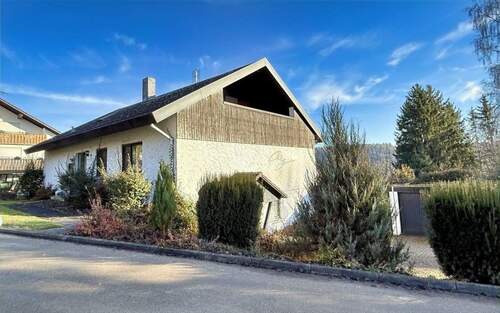 Wohnhaus mit 3 Garagen in Sackgasse - 