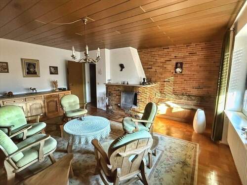 Charmantes Wohnzimmer mit offenem Kamin - 6 Zimmer Einfamilienhaus zum Kaufen in Meßkirch