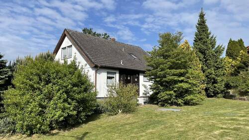 Straßenseite - Sanierungsobjekt sucht neuen Besitzer!