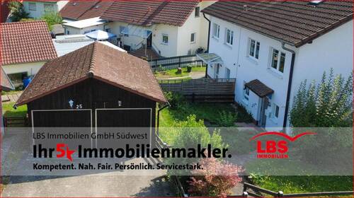 Frontansicht mit Garagen - 