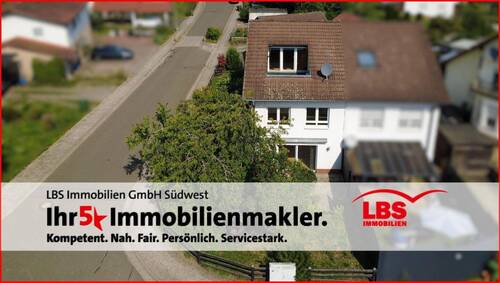 Frontansicht mit Blick zum Garten - Charmante Doppelhaushälfte mit Garten und Doppelgarage in ruhiger Lage