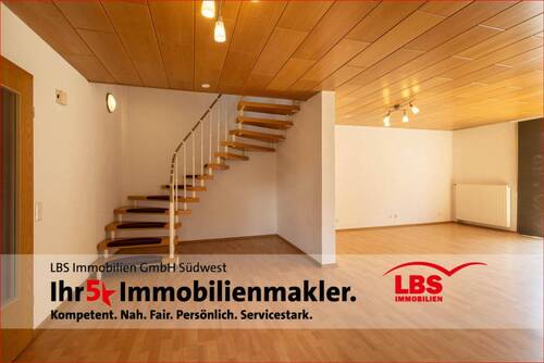 Treppenaufgangmit Blick zum Wohn- und Essbereich - 