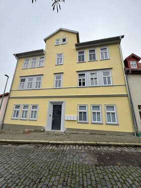 Straßenfassade - Sanierte Single-Wohnung in ruhiger Lage