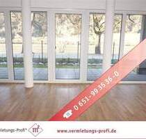 Trier: Stilvolle 2-ZKB in direkter Mosellage - großzügige Terrasse & hochwertige Einbauküche inklusive