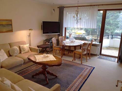 Wohnzimmer Richtung Balkon - 2 Zimmer Etagenwohnung in Timmendorfer Strand