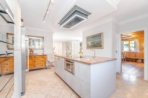 Kochinsel mit Blick zur Stube - 8 Zimmer Mehrfamilienhaus, Wohnhaus in Markt Indersdorf