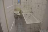 Bad mit Wanne und Fenster - 