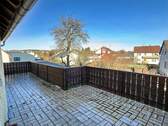 Große Dachterrasse mit Blick in den Garten - 