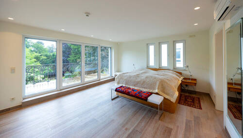 Hauptschlafzimmer mit Zugang zum Balkon Ansicht 1 - 