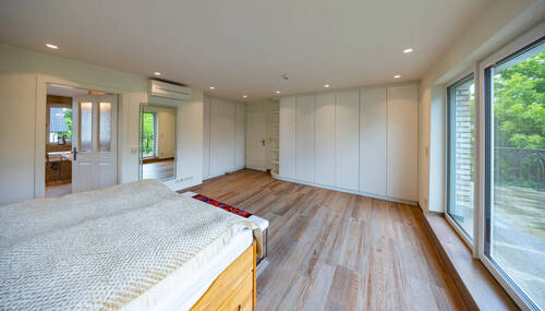 Hauptschlafzimmer mit Zugang zum Balkon Ansicht 2 - 