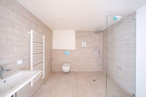 Badezimmer mit bodengleicher Dusche - 