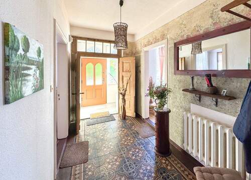 ...mit Wandmalerei und Schmuckfliesen am Boden - 