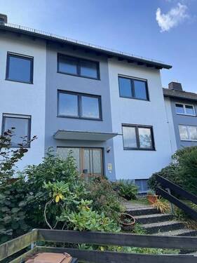 Hausansicht - Helle DG Wohnung, mit fast neuer EBK, in einem 3 FH mit Garage und großem Keller