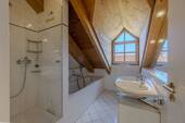 Bad mit Dusche und Wanne im DG - 