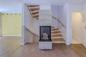 Kamin im Wohnbereich - 4 Zimmer Mehrfamilienhaus, Wohnhaus zum Kaufen in Murnau