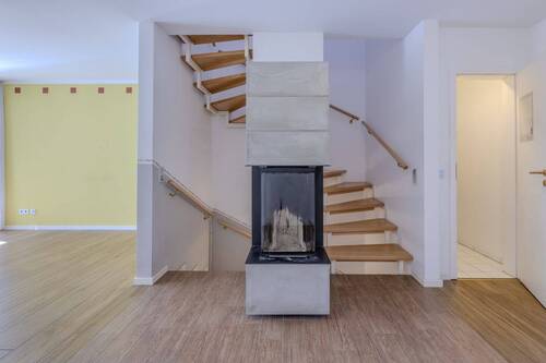 Kamin im Wohnbereich - 4 Zimmer Mehrfamilienhaus, Wohnhaus zum Kaufen in Murnau