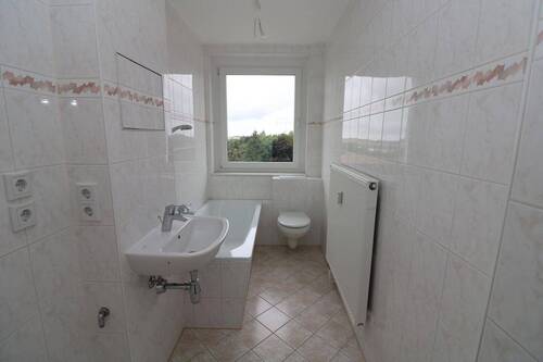 Bad mit Wanne - Die Natur ruft...helle 3-RW mit Wanne in Halsbrücke!!!