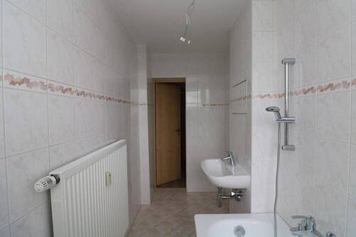 Bad mit Wanne - 3 Zimmer Etagenwohnung zur Miete in Halsbrücke