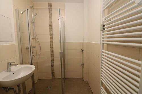 Beispiel Bad mit Dusche - Erdgeschoss-Wohnung mit ebenerdiger Dusche u. Balkon...Einfacher gehts nicht!