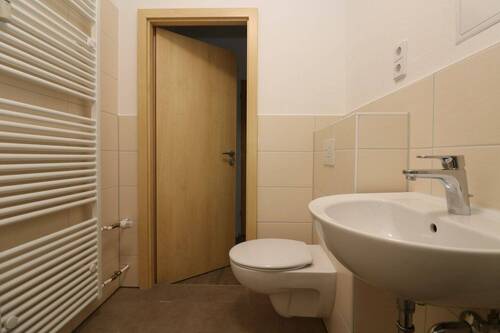 Beispiel Bad mit Dusche - 2 Zimmer Etagenwohnung zur Miete in Freiberg