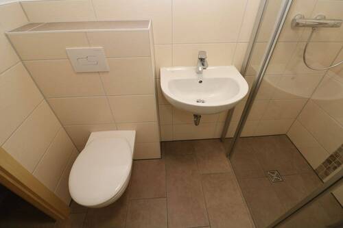 Beispiel Bad mit Dusche - 2 Zimmer Etagenwohnung in Freiberg