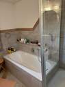 Bad mit Dusche und Wanne - 