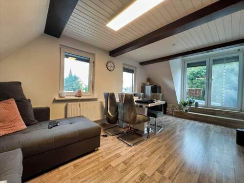 Wohnzimmer mit Essbereich und Zugang zur Dachterrasse - 