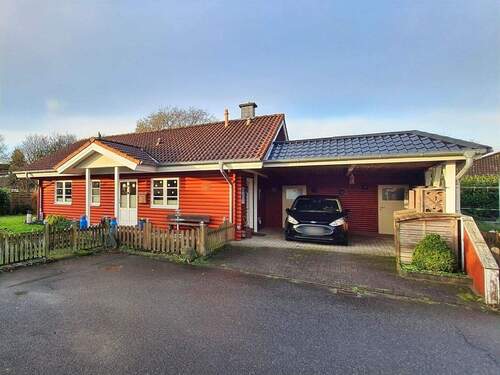 Frontansicht mit großzügigem Carport - 3 Zimmer Bungalow in Lindewitt