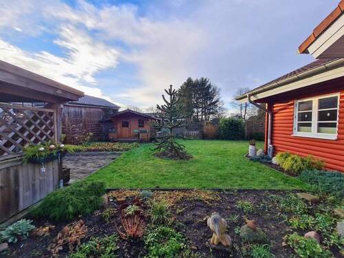 Blick in den Garten mit Gartenhaus - 