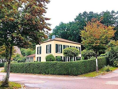 Ansicht Straßenseite - Ruhiges Wohnen am Waldrand - mit der Stadt in Reichweite !