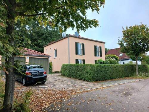 Zufahrt mit Garagen - 4 Zimmer Einfamilienhaus zum Kaufen in Oberhausen