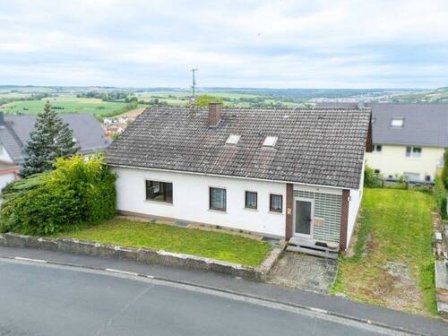 Titelbild Immowelt - Ihr neues Zuhause mit Herz - Einfamilienhaus mit viel Potential und toller Lage in Triefenstein
