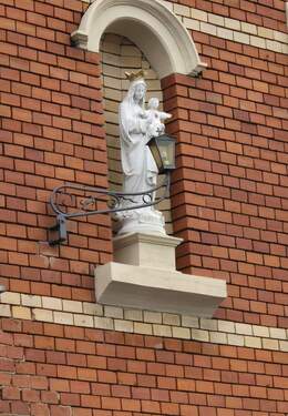 stilvolle Marienfigur schmückt die Außenfassade - 