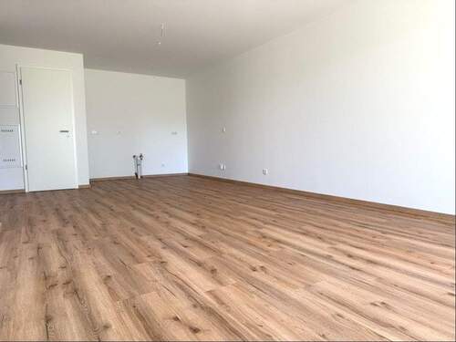 Wohnen mit Blick zur Küche und Abstellraum - 