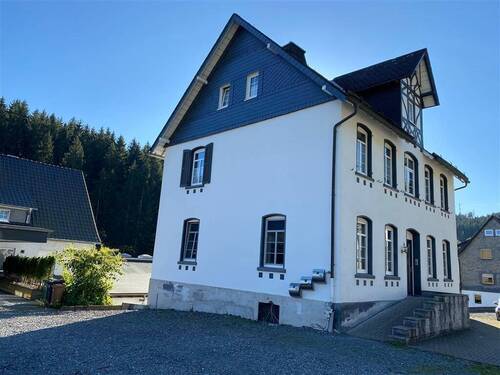 Straßen-Ansicht - 3-Familienhaus in Schmallenberg-Gleidorf!