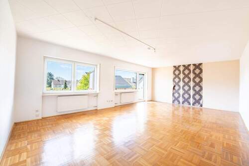 Wohnzimmer - Renoviert bei Übergabe! Bezugsfreie 3-Zimmer-Wohnung mit sonnigem Südwestbalkon in Heroldsberg
