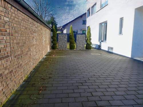 Einfahrt mit Außenstellplätzen - 