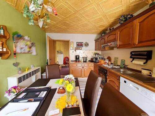 helle Küche mit Terrassenzugang - 