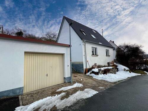 Garage und Hausansicht - 