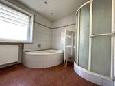 Tageslichtbad mit Wanne und Dusche im OG - 